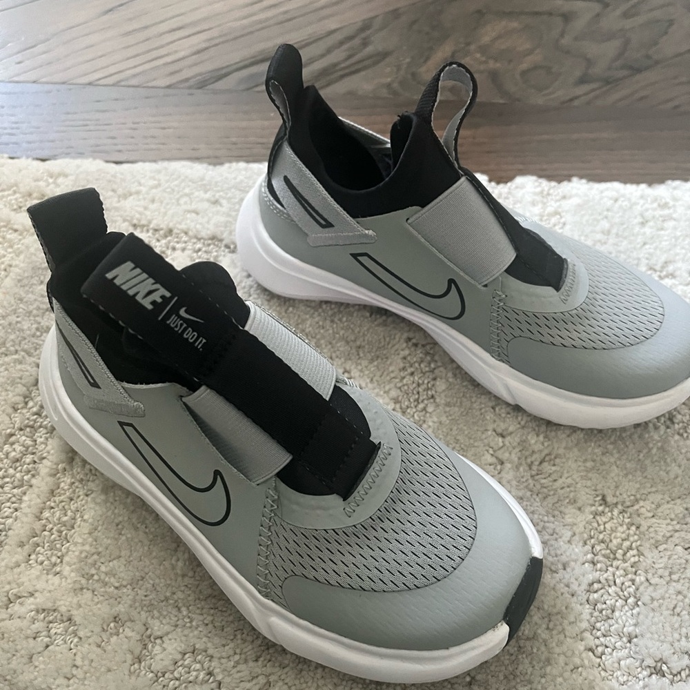 Nike Kids Slip on Sneakers 10.5